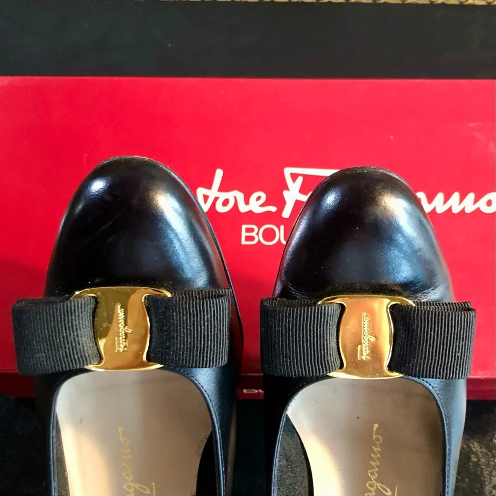 Salvatore Ferragamo Vara Pump Size 7B in Nero Calfskin - Picture 5 of 16